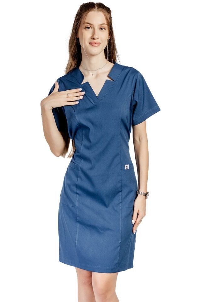 Medicinska raztegljiva jeans obleka, z zapenjanjem na vrvico zadaj in dvema žepoma