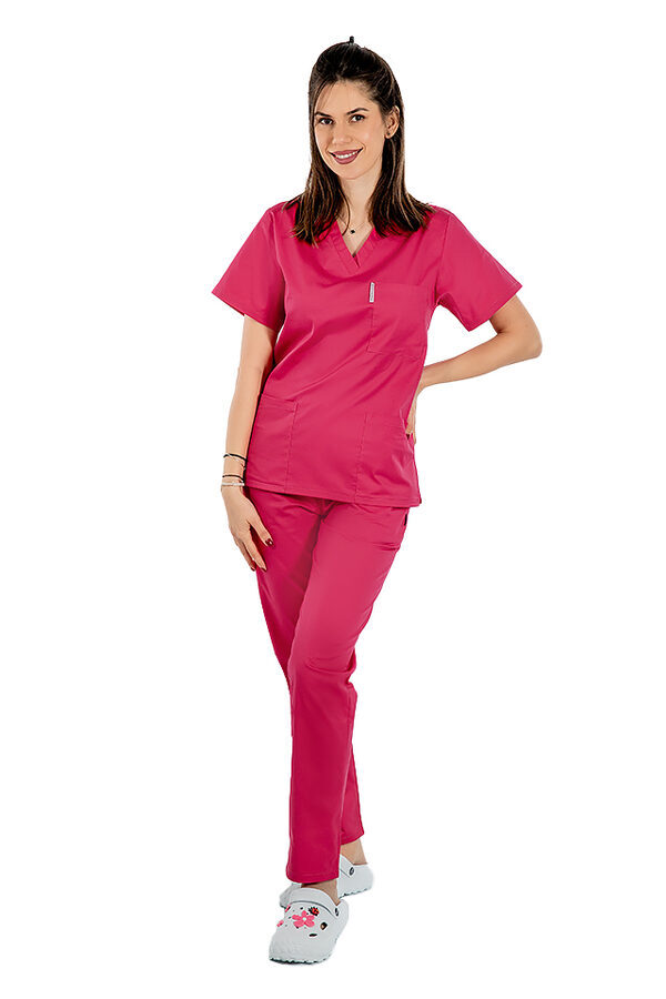 Medicinski kombinezon ciklamne barve, bluza z V izrezom, tremi žepi in hlače z elastiko