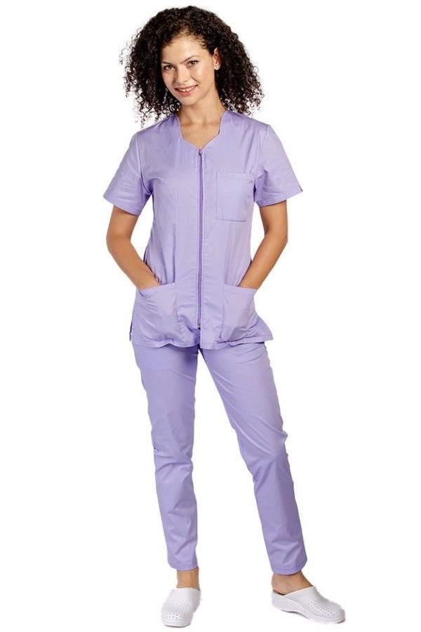 Lila medicinski kombinezon, bluza z zavihano zadrgo, tremi žepi in hlače z elastiko