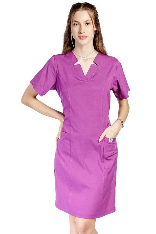 Medicinska magenta raztegljiva obleka z zapenjanjem na vrvico na hrbtu in dvema žepoma