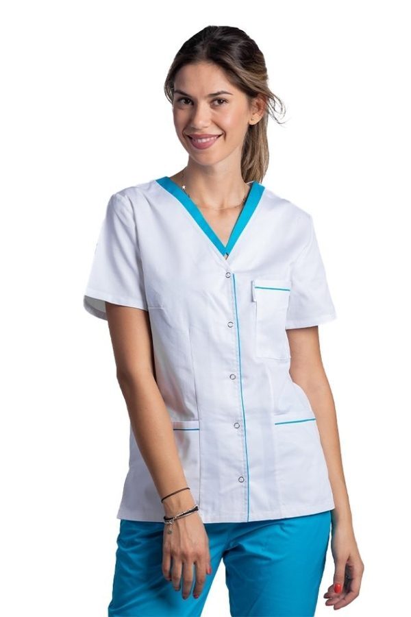 Bela elastanska medicinska halja s turkizno obrobo, gumbi in tremi našitimi žepi