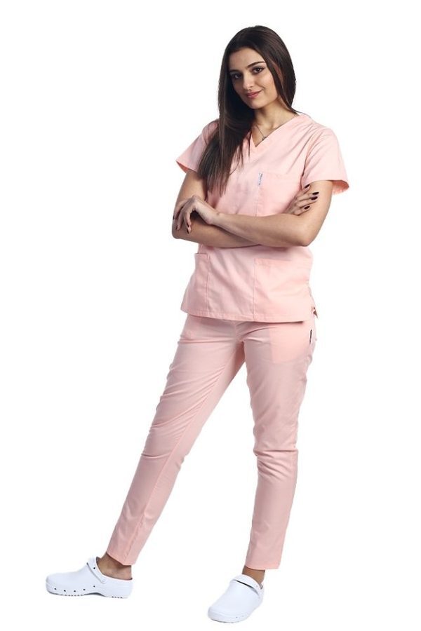 Medicinski kombinezon v barvi breskve z bluzo s sidrom v obliki črke V in hlačami z elastiko